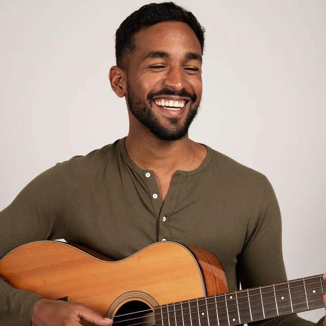 Líder de louvor tocando violão